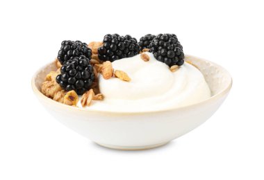 Tahıl gevrekli yoğurt ve beyaz tencereye izole edilmiş böğürtlen.