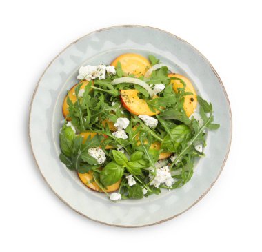 Lezzetli salata roka, peynir, şeftali ve fesleğen beyaza izole edilmiş.