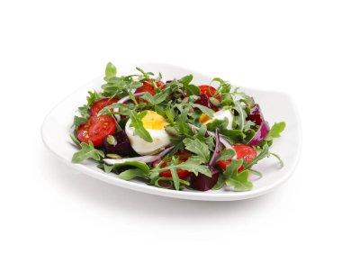 Lezzetli salata roka, sebze, yumurta ve tohumlar beyaz üzerine izole edilmiş.