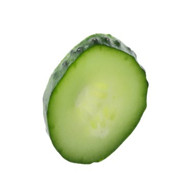 Beyaz üzerine izole edilmiş taze salatalık dilimi.