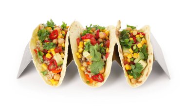 Beyaz bezelyeli, mısırlı ve kinoalı lezzetli vejetaryen tacolar.