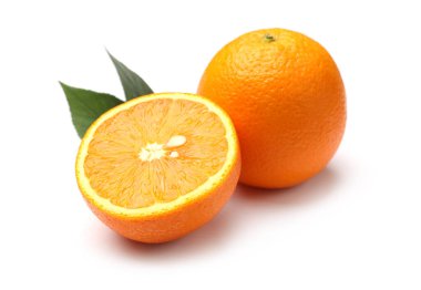 Tüm, kesilen portakallar ve yeşil yapraklar beyaz üzerine izole edilmiş.