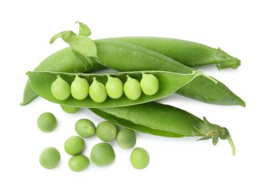 Kabuklu taze bezelyeler beyaz, üst görünümde izole