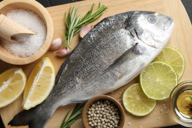 Baharatlı taze çiğ dourade, yakın plan. Balık ve deniz ürünleri lezzetleri