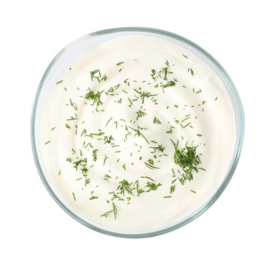 Dereotlu lezzetli yoğurt, beyaz tencereye izole edilmiş.