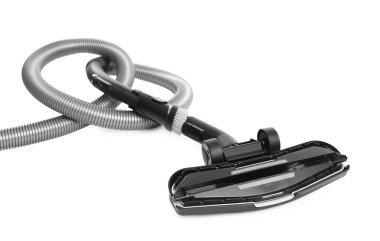 Beyaz zemin üzerinde elektrikli süpürge fırçası ve hortum