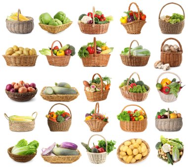 Hasır sepetlerdeki farklı taze sebzeler beyaz sepetlere izole edilmiş.