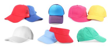 Beyzbol ve güneşlik kapakları beyaz ve sette izole edilmiş farklı renklerde.