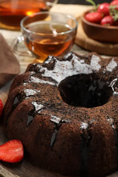 Lezzetli çikolatalı kek, cila, çay ve böğürtlen ahşap masada, yakın plan.