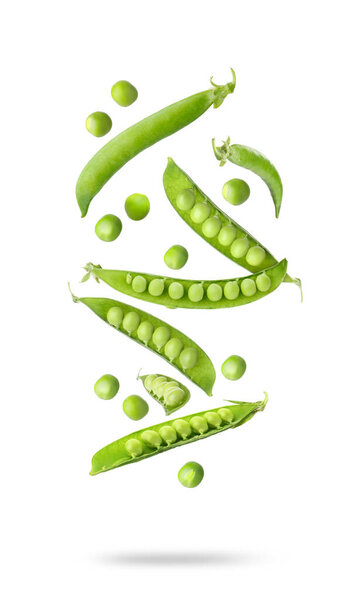 Зеленый горох и стручки падают на белом фоне