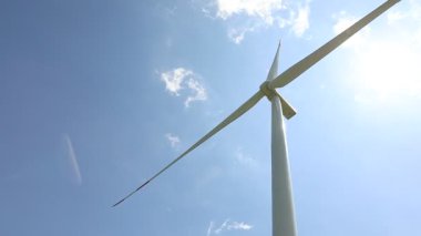 Mavi gökyüzüne karşı modern rüzgar türbini, düşük açı