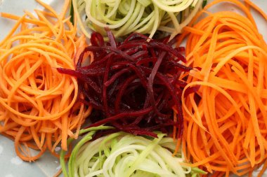 Farklı taze sebzeli erişte tabakta, yakın plan.