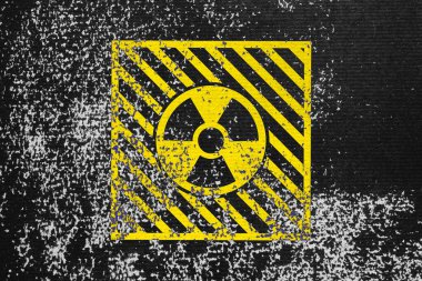 Siyah desenli yüzeyde radyoaktif işaret var. Radyolojik kirlilik