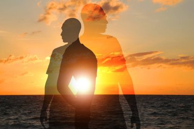 Umut. Gündoğumunda insan siluetleri ve deniz manzarası, çifte çekim