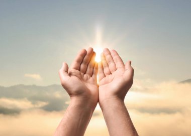 Umut. Dağlarda parlak güneşle el ele tutuşan adam, yaklaş.