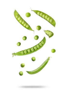 Beyaz arkaplana düşen yeşil bezelyeler ve kabuklar