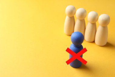 Dağılabilirsiniz. Turuncu arka planda kızıl haçlı mavi bir insan figürü.