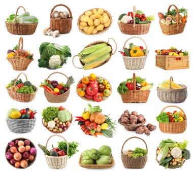 Hasır sepetlerdeki farklı taze sebzeler beyaz sepetlere izole edilmiş.