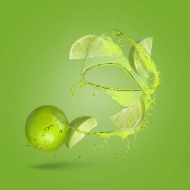 Taze sulu limonlar ve yeşil arka planda bir tutam içki.
