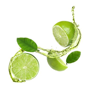 Taze sulu limonlar ve beyaz arka planda bir tutam yeşil içecek.