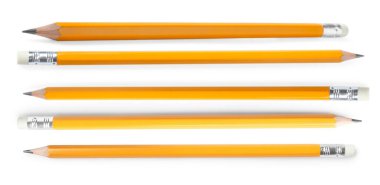 Beyaz arkaplanda silgi bulunan grafit kalemler, ayarla