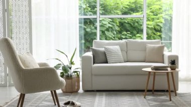 Şık bir kanepe ve oturma odasındaki diğer mobilyalar. Kamera sağa hareket ediyor