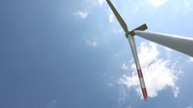 Mavi gökyüzüne karşı modern rüzgar türbini, alt görünüm