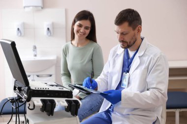 Klinikteki ultrason muayenesinden önce kadın sonograf danışmanı.