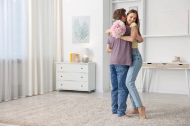 Mutlu genç çift evde dans ediyor. Metin için boşluk