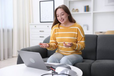 Kadın evinde bilgisayarla doktorla görüşüyor.