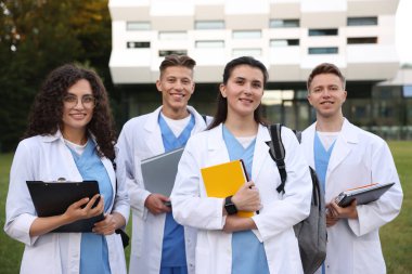 Dışarıya yakın bir yerde üniformalı bir grup tıp öğrencisi.