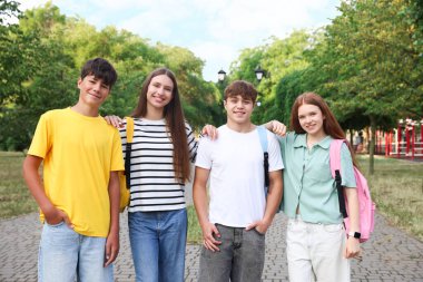 Bir grup genç birlikte dışarıda vakit geçiriyorlar.