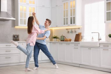 Mutfakta dans eden mutlu genç çift.