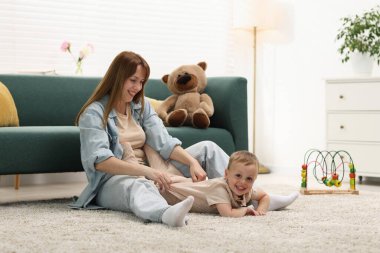 Mutlu anne oğluyla evde vakit geçiriyor.