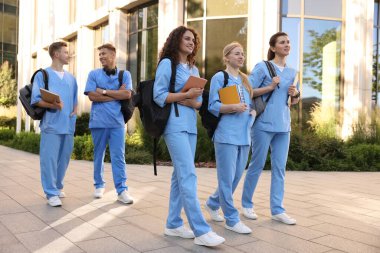 Dışarıya yakın bir yerde üniformalı bir grup tıp öğrencisi.