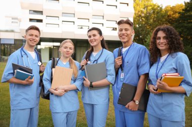 Dışarıya yakın bir yerde üniformalı bir grup tıp öğrencisi.