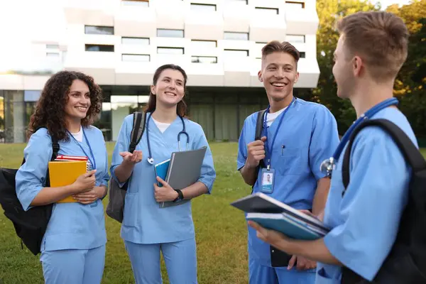 Dışarıya yakın bir yerde üniformalı bir grup tıp öğrencisi.
