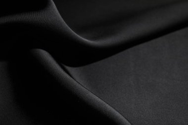 Arkaplan olarak buruşmuş siyah ipek kumaş, yakın plan