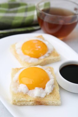 Lezzetli kaya tostları ve yarım haşlanmış yumurtalar, yakın plan. Geleneksel Asya kahvaltısı