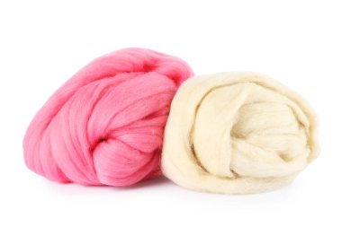 Beyazda izole edilmiş farklı renkte yün