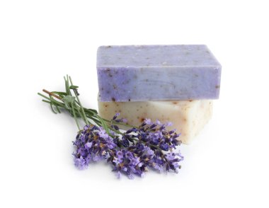 Sabun barları ve lavanta çiçekleri beyaza izole edilmiş.