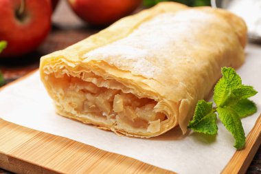 Elmalı turta, pudra şekeri ve nane şekeri, yakın plan.