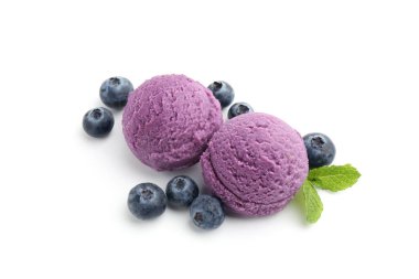 Yaban mersinli şerbet ve beyaz üzerine izole edilmiş nane.