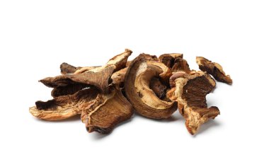 Kurumuş mantar parçaları beyaza izole edilmiş.