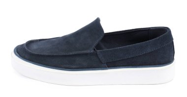 Beyaz arka planda şık bir koyu mavi ayakkabı.