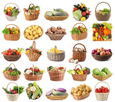 Hasır sepetlerdeki farklı taze sebzeler beyaz sepetlere izole edilmiş.
