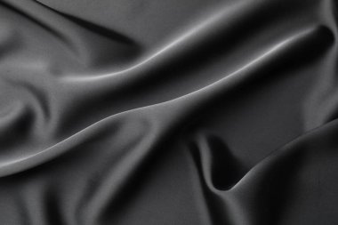 Arkaplan olarak buruşmuş siyah ipek kumaş, üst görünüm
