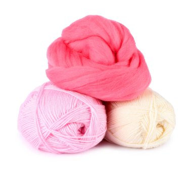 Yün ve örgü iplikleri beyazın üzerinde yalıtılmış