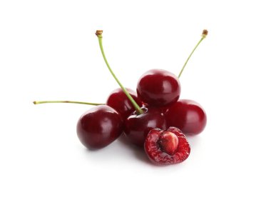 Birçok taze kiraz beyazda izole olur.