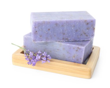 Sabun barları ve lavanta çiçekleri beyaza izole edilmiş.